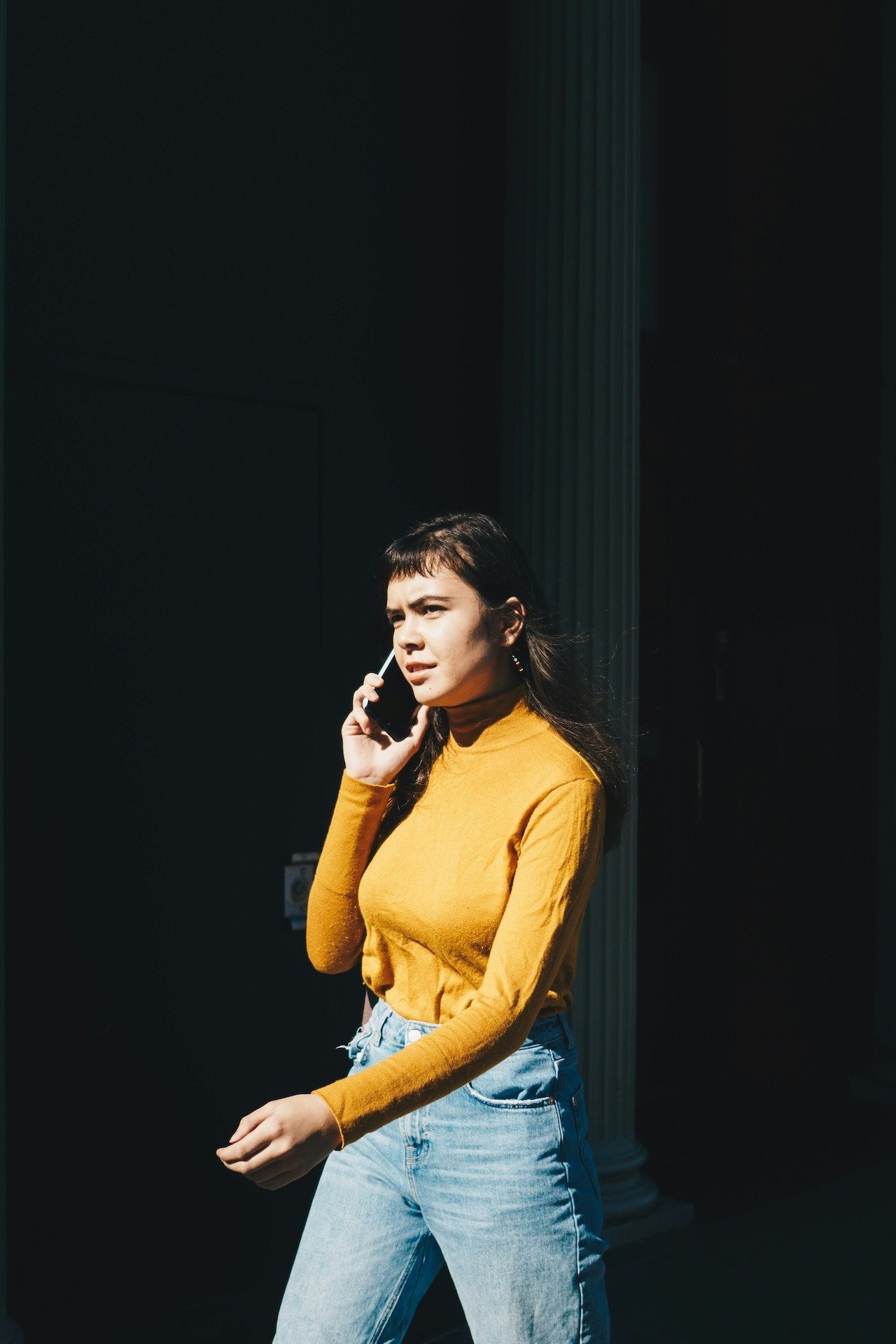 Frau telefoniert