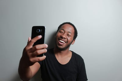 Man_Phone_laughing