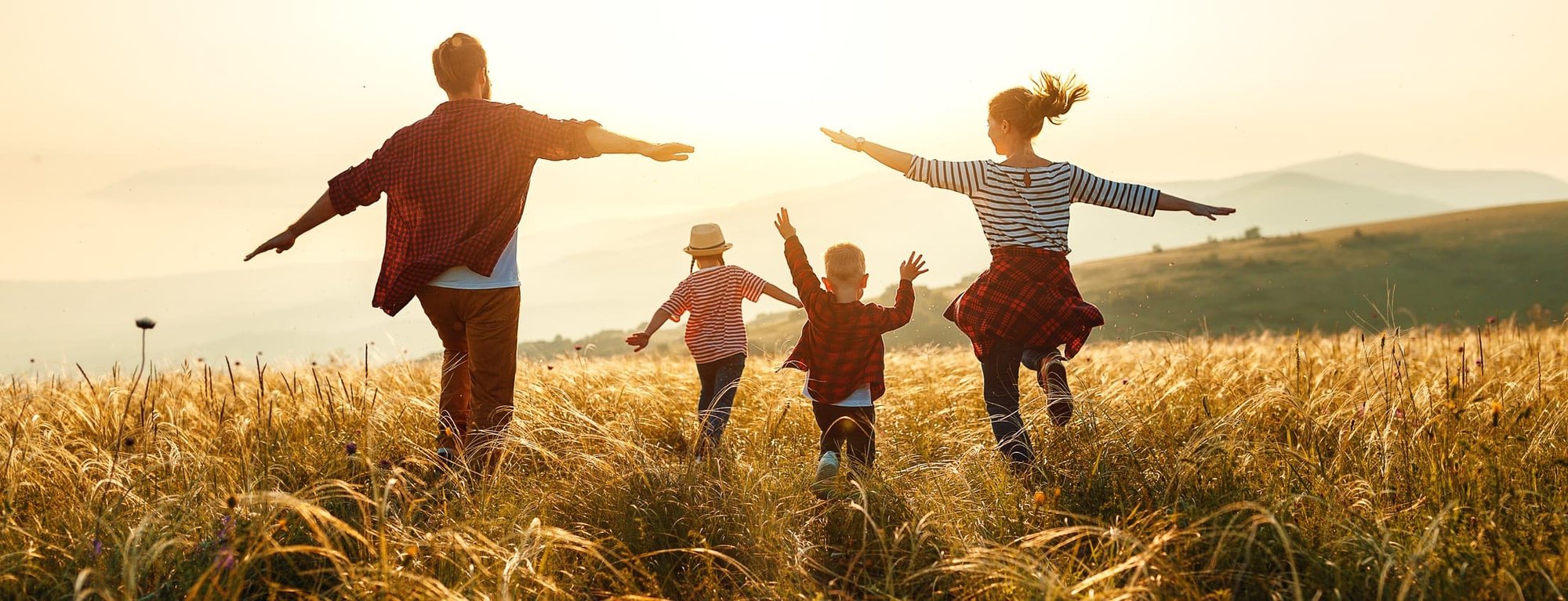 Insurance_header_family_happyness_outdoor