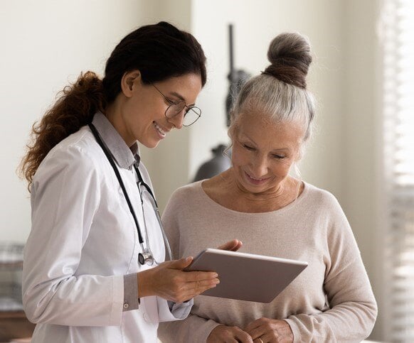 Ärztin mit Patientin