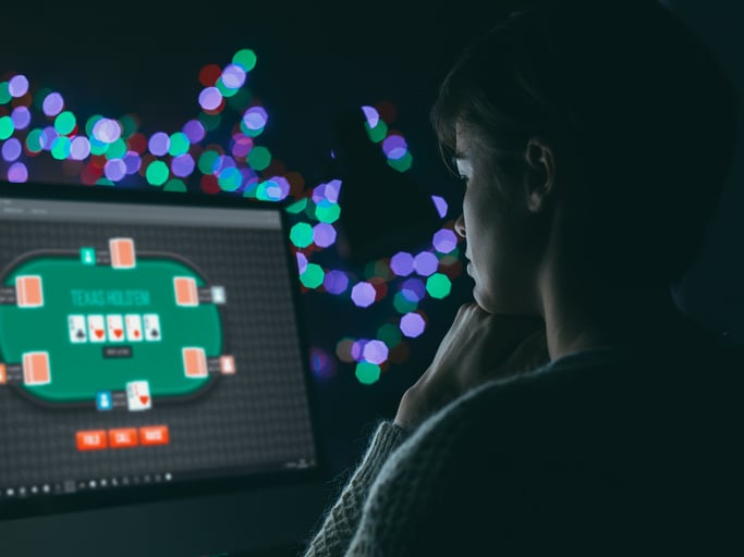 Mann spielt im online Casino